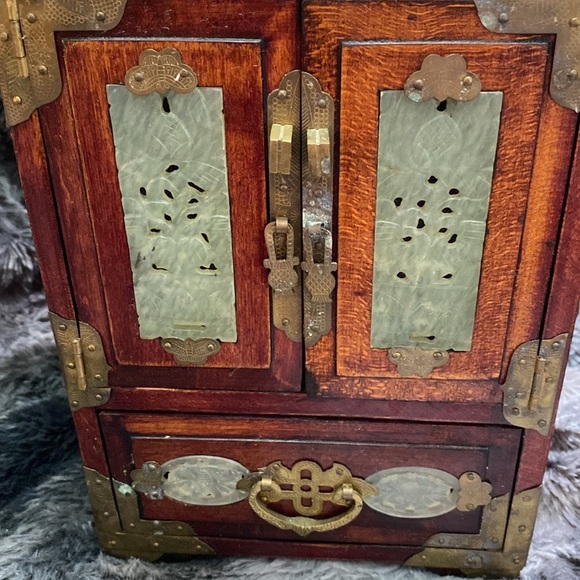 Vtg Oriental Wooden Jewelry Box Ornate Brass Carved Jade Inlaid w/ lock and key - Picture 11 of 16